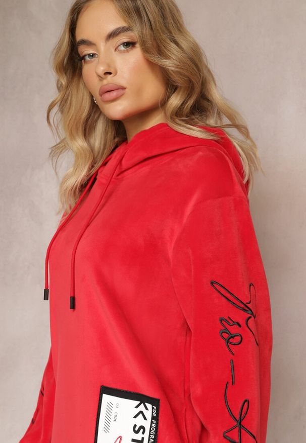 Renee - Czerwona Bluza z Polarem i Haftami na Rękawach Janakame. Okazja: na spacer, na co dzień. Kolor: czerwony. Materiał: polar. Wzór: haft. Sezon: jesień. Styl: casual