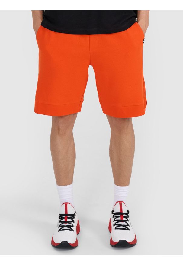4f - 4F Spodenki dresowe męskie - pomarańczowe M. Kolor: pomarańczowy. Materiał: dresówka. Długość: krótkie. Wzór: ze splotem. Sport: koszykówka