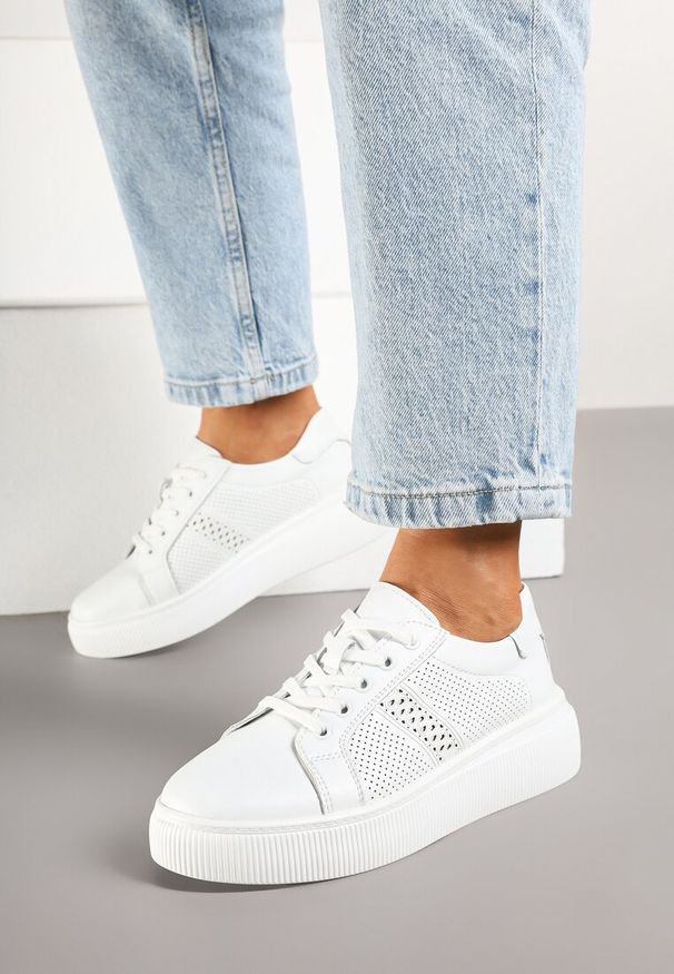 Renee - Białe Płaskie Ażurowe Sneakersy ze Skóry Naturalnej i Skórzaną Wkładką Lavili. Okazja: na co dzień. Kolor: biały. Materiał: skóra. Wzór: ażurowy
