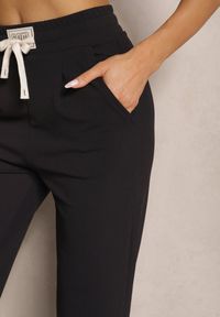 Renee - Czarne Spodnie High Waist z Prostą Nogawką i Gumką w Pasie Fadesa. Okazja: na co dzień. Stan: podwyższony. Kolor: czarny. Styl: casual