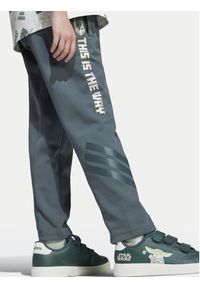 Adidas - adidas Spodnie dresowe Star Wars The Mandalorian™ JF3652 Zielony Regular Fit. Kolor: zielony. Materiał: bawełna. Wzór: motyw z bajki #7