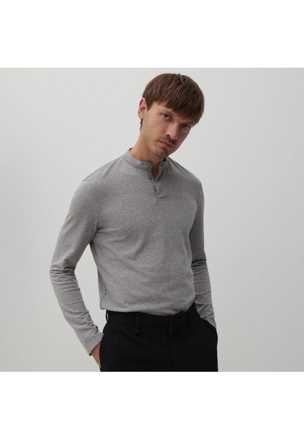 Reserved - Longsleeve polo regular z niską stójką - Jasny szary. Typ kołnierza: kołnierzyk stójkowy, polo. Kolor: szary. Długość rękawa: długi rękaw