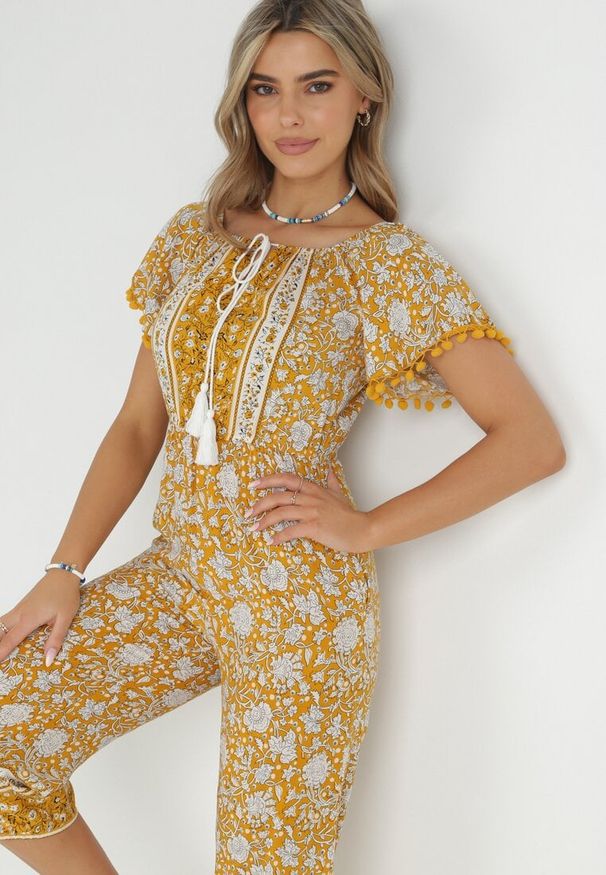 Born2be - Żółty Kombinezon Hesonia. Kolor: żółty. Długość rękawa: krótki rękaw. Długość: krótkie. Wzór: ażurowy, aplikacja, kwiaty. Styl: wakacyjny, boho