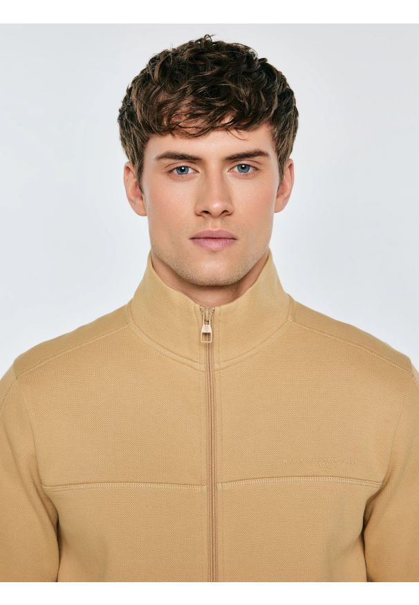 Big-Star - Bluza męska rozpinana ze stójką beżowa Wlador 801. Okazja: na co dzień. Typ kołnierza: kołnierzyk stójkowy. Kolor: beżowy. Materiał: dzianina, dresówka, jeans. Wzór: ze splotem, nadruk. Styl: sportowy, casual, elegancki