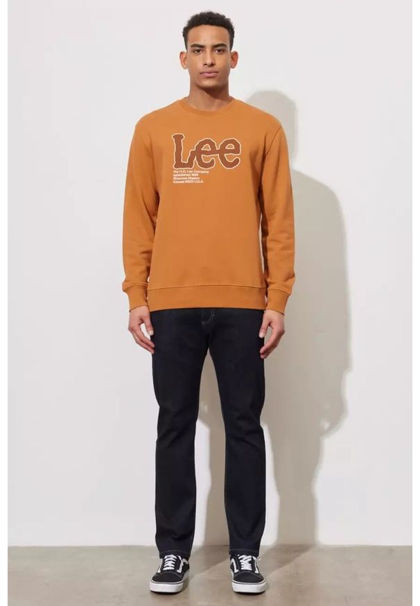 Lee - LEE SEASONAL LOGO CREW SWS MĘSKA BLUZA NADRUK CARAMEL L84QTJ99 112322640. Wzór: nadruk