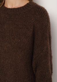 Born2be - Brązowy Sweter o Klasycznym Prostym Kroju z Domieszką Wełny i Wiskozy Sezisya. Okazja: na co dzień. Kolor: brązowy. Materiał: wełna, wiskoza. Długość rękawa: długi rękaw. Długość: długie. Wzór: aplikacja. Sezon: zima, jesień. Styl: klasyczny #4
