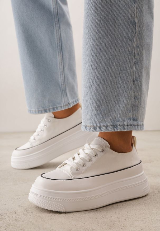 Born2be - Białe Trampki VICES na Grubej Podeszwie Zdobione Lamówką Riosara. Okazja: na co dzień. Kolor: biały. Materiał: jeans. Wzór: aplikacja. Styl: casual, elegancki, sportowy, klasyczny