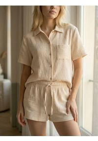 Sinsay - Muślinowa piżama dwuczęściowa z krótkim rękawem - beżowy. Kolor: beżowy. Długość: krótkie #1
