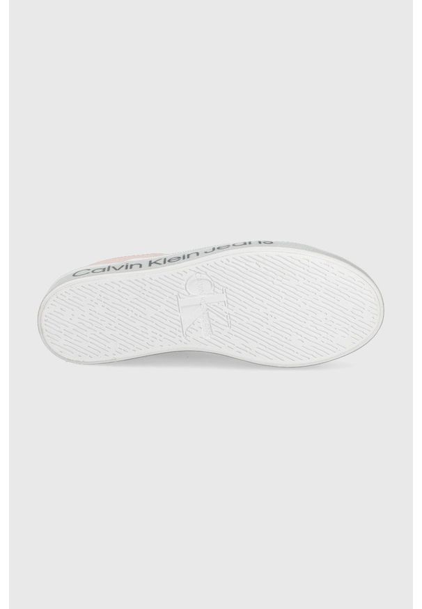 Calvin Klein Jeans tenisówki damskie kolor różowy. Nosek buta: okrągły. Zapięcie: sznurówki. Kolor: różowy. Materiał: poliester, guma. Obcas: na platformie