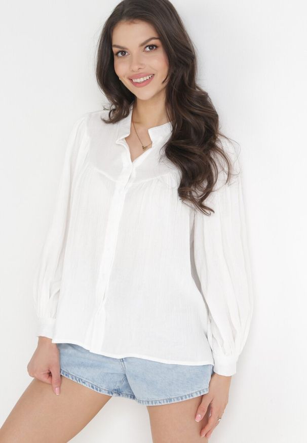 Born2be - Biała Koszula z Guzikami i Marszczeniem z Bawełny Elizat. Kolor: biały. Materiał: bawełna