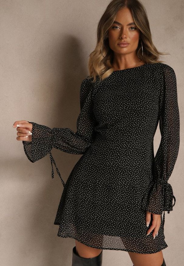 Renee - Czarna Sukienka Vices Ozdobiona Transparentnymi Rękawami i Kropkami Celziva. Okazja: na co dzień. Kolor: czarny. Materiał: koronka. Wzór: kropki, aplikacja. Styl: elegancki, casual