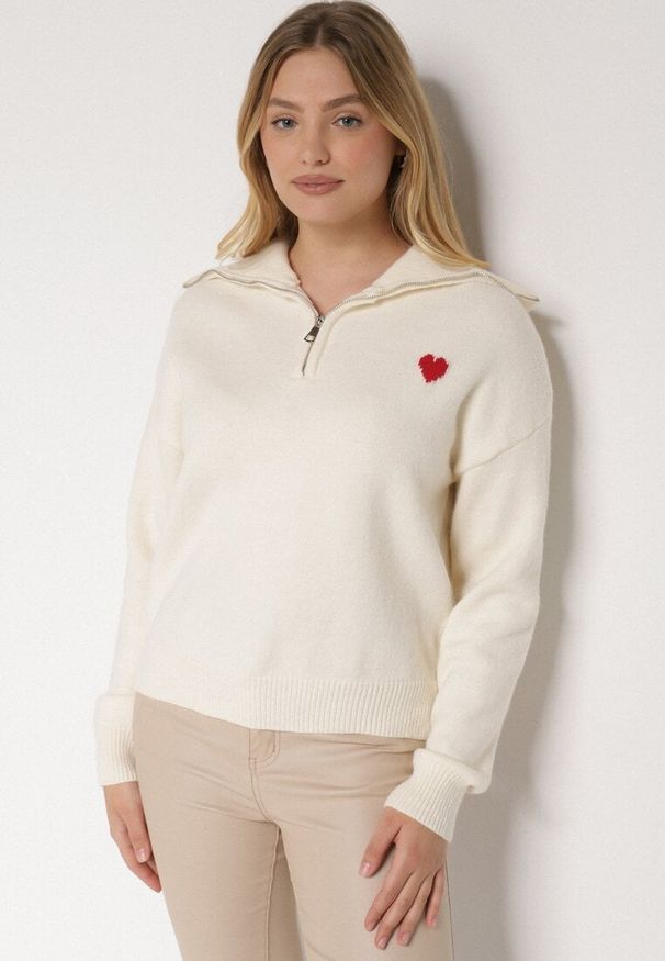 Born2be - Biały Sweter z Bawełną Wiskozą i Wełną Ozdobiony Sercem Monissea. Okazja: do pracy, na co dzień. Kolor: biały. Materiał: wełna, bawełna, wiskoza. Wzór: aplikacja. Styl: casual
