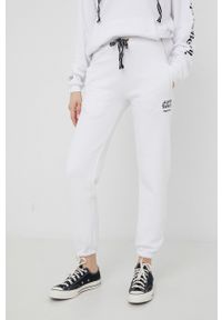 Femi Stories spodnie dresowe Haruka damskie kolor biały gładkie. Kolor: biały. Materiał: dresówka. Wzór: gładki