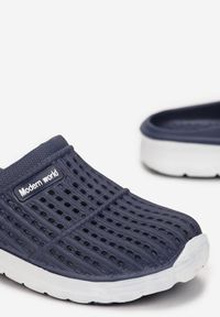 Born2be - Granatowo-Białe Klapki Iphiope. Okazja: na plażę, na co dzień, na spacer. Kolor: niebieski. Materiał: guma, jeans. Wzór: ażurowy. Sezon: lato. Obcas: na płaskiej podeszwie. Styl: klasyczny, casual