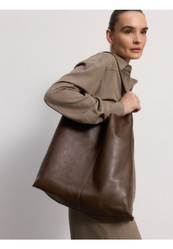 Reserved - Skórzana torebka hobo - brązowy. Kolor: brązowy. Materiał: skórzane