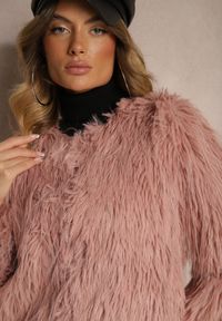Renee - Różowa Futerkowa Kurtka o Prostym Kroju z Zapięciem na Haftki Sialithiel. Okazja: na imprezę, na co dzień. Kolor: różowy. Styl: elegancki, casual, klasyczny