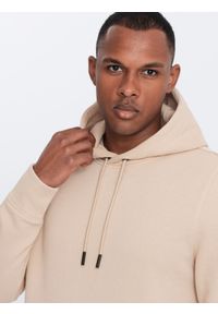 Ombre Clothing - Dresowa męska bluza kangurka z kapturem BASIC – beżowa V6. Okazja: na co dzień. Typ kołnierza: kaptur. Kolor: beżowy. Materiał: dresówka. Wzór: jednolity. Styl: sportowy, casual #7