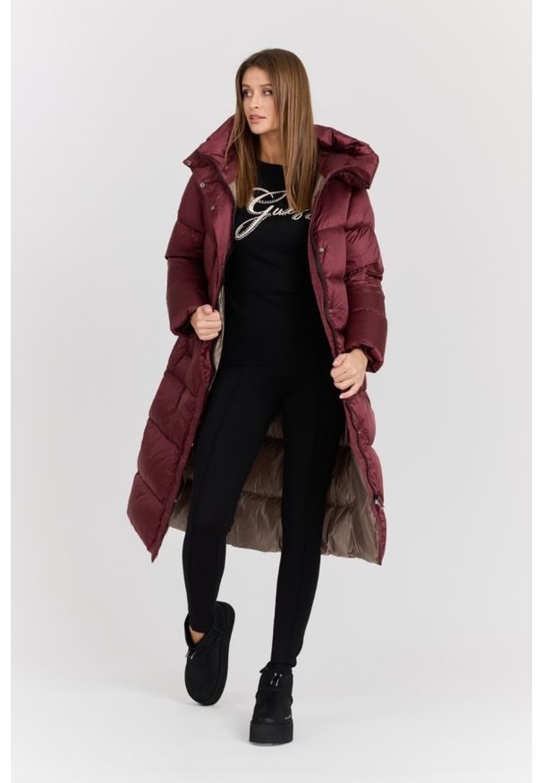 Hetrego - HETREGO Bordowy damski puchowy płaszcz Karen Woman Quilted Coat. Kolor: czerwony. Materiał: puch. Długość rękawa: długi rękaw. Długość: do kolan. Sezon: zima. Styl: elegancki, klasyczny