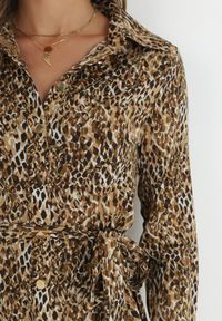 Born2be - Ciemnobeżowa Sukienka Koszulowa w Panterkę Vesenil. Kolor: beżowy. Materiał: materiał. Wzór: motyw zwierzęcy. Typ sukienki: koszulowe. Długość: midi #6