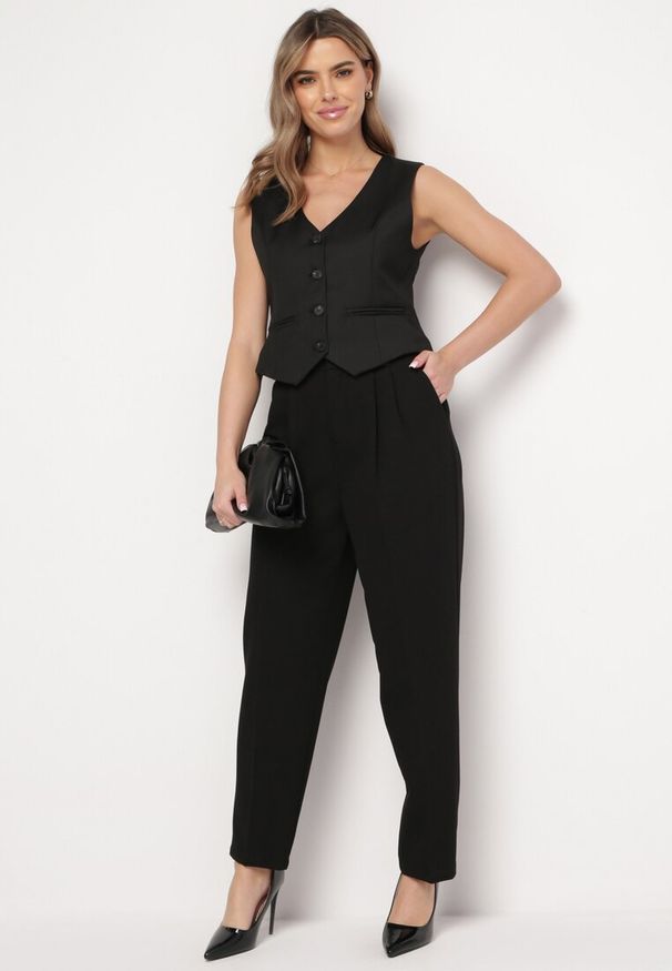 Born2be - Czarne Spodnie w Garniturowym Stylu z Ozdobnym Paskiem Arilez. Kolor: czarny. Styl: elegancki