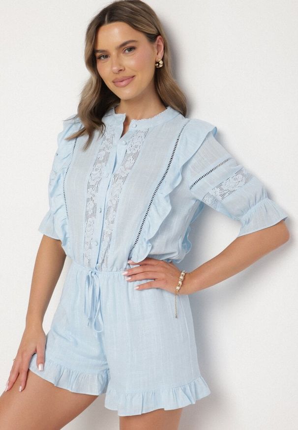 Born2be - Jasnoniebieski Kombinezon z Lnu i Wiskozy w Stylu Boho z Falbankami i Koronką Linalisse. Okazja: na co dzień. Kolor: niebieski. Materiał: wiskoza, len, koronka. Wzór: koronka. Styl: boho