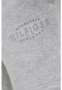 TOMMY HILFIGER - Tommy Hilfiger szorty męskie kolor szary. Okazja: na co dzień. Kolor: szary. Materiał: bawełna. Wzór: nadruk. Styl: casual #3