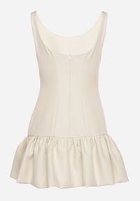 Born2be - Beżowy Taliowany Kombinezon z Falbanką Novenira. Kolor: beżowy. Styl: klasyczny, elegancki #6