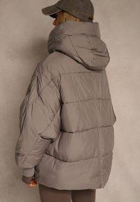 Renee - Ciemnobeżowa Oversizowa Kurtka Puffer z Kaputrem Mevenassa. Kolor: beżowy. Materiał: dzianina, poliester, zamsz. Sezon: zima. Styl: elegancki #5