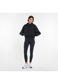 Kurtka damska New Balance WJ61D8YXBK ​– czarna. Kolor: czarny. Materiał: poliester, bawełna, materiał. Sezon: wiosna, jesień. Styl: sportowy #3