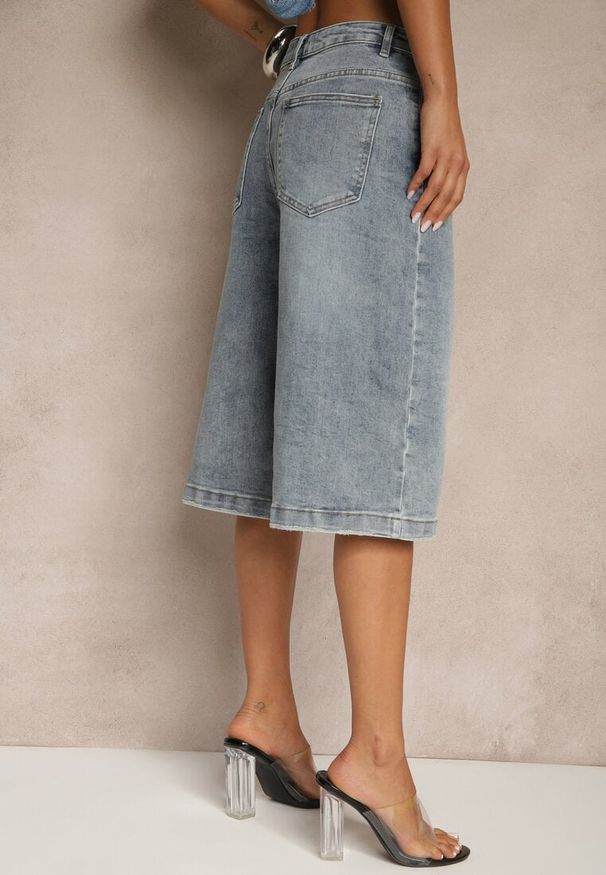 Renee - Niebieskie Asymetryczne Szorty Jeansowe Typu Bermudy Lilista. Okazja: na co dzień, na imprezę, na spacer. Stan: podwyższony. Kolor: niebieski. Materiał: jeans. Długość: długie. Sezon: lato. Styl: elegancki, casual