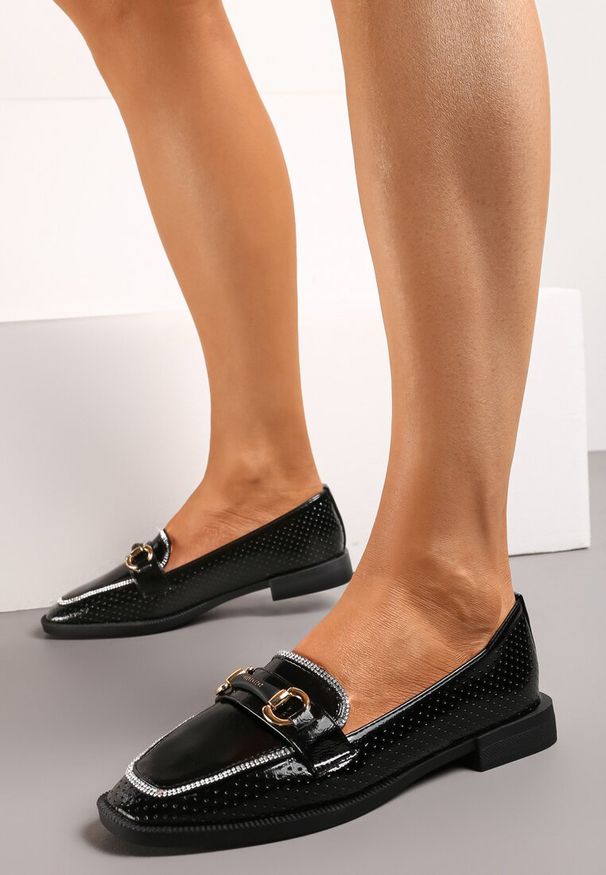 Born2be - Czarne Półbuty Loafersy Ozdobione Klamrą Cyrkoniami i Perforacją Jalessa. Zapięcie: klamry. Kolor: czarny. Materiał: dzianina. Wzór: aplikacja. Sezon: wiosna, jesień. Styl: elegancki