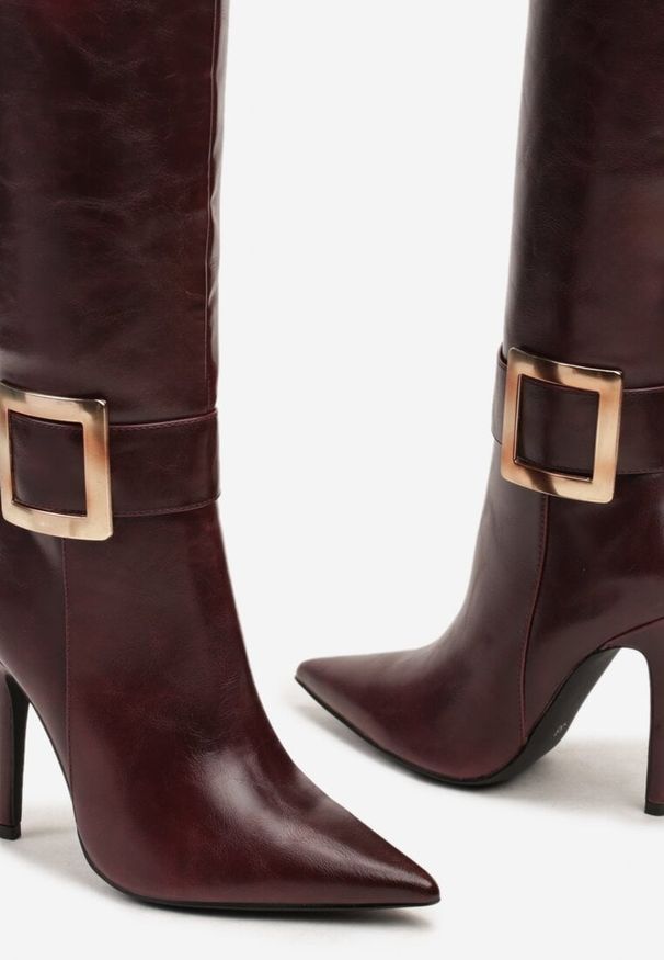 Born2be - Bordowe Kozaki na Szpilce Ozdobione Klamrą Innadora. Okazja: na co dzień. Zapięcie: klamry. Kolor: czerwony. Materiał: jeans. Wzór: aplikacja. Obcas: na szpilce. Styl: casual, elegancki