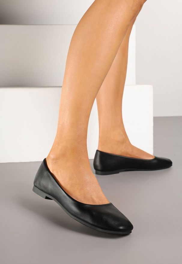 Renee - Czarne Klasyczne Balerinki Ozdobione Kwadratowym Noskiem Eleadora. Okazja: na co dzień. Kolor: czarny. Materiał: jeans. Wzór: aplikacja. Styl: klasyczny