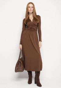 Born2be - Brązowa Marszczona Sukienka Taliowana z Wiskozą z Dekoltem V i Długim Rękawem Emirie. Okazja: na co dzień, na spotkanie biznesowe. Typ kołnierza: dekolt w kształcie V. Kolor: brązowy. Materiał: wiskoza. Długość rękawa: długi rękaw. Styl: biznesowy, casual #1