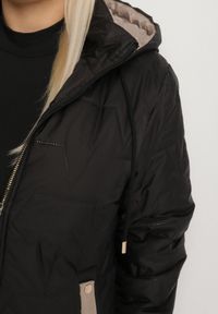 Born2be - Czarna Pikowana Kurtka o Prostym Kroju z Kapturem Tulorisa. Okazja: na co dzień, na spacer. Typ kołnierza: kaptur. Kolekcja: plus size. Kolor: czarny. Materiał: jeans. Wzór: aplikacja. Styl: klasyczny, casual, elegancki #4