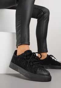 Born2be - Czarne Sneakersy z Tłoczeniami na Nosku Zdobione Cyrkoniami Jadefesa. Okazja: na co dzień. Kolor: czarny. Materiał: dzianina, jeans. Wzór: aplikacja #3