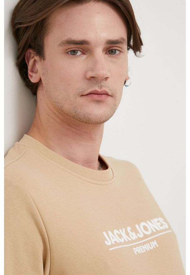 Premium by Jack&Jones bluza męska kolor beżowy z nadrukiem. Okazja: na co dzień. Kolor: beżowy. Materiał: dzianina. Wzór: nadruk. Styl: casual