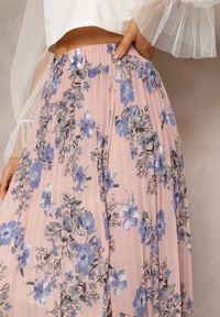 Renee - Jasnoróżowa Spódnica Ozdobiona Plisami z Gumką w Pasie i Elastyczną Podszewką Vislo. Kolor: różowy. Wzór: aplikacja. Sezon: lato. Styl: boho #5
