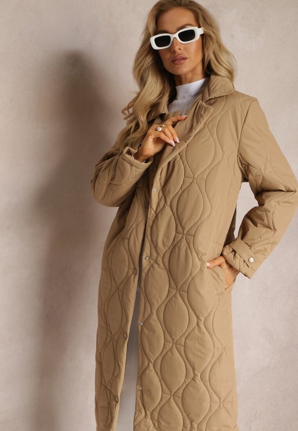 Renee - Beżowy Długi Płaszcz Kurtka Ozdobiona Pikowaniem Hamid. Kolor: beżowy. Długość: długie. Wzór: aplikacja