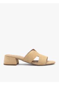 Ryłko - Piaskowe wycinane klapki damskie. Kolor: beżowy. Materiał: skóra, welur. Obcas: na obcasie. Styl: street. Wysokość obcasa: niski #1