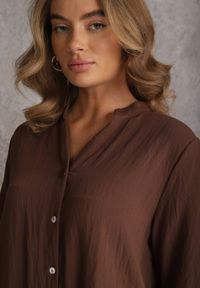 Renee - Brązowa Pudełkowa Sukienka Bawełniana Oversize z Dekoltem w Serek Elavellis. Okazja: na co dzień. Typ kołnierza: dekolt w serek. Kolor: brązowy. Materiał: bawełna. Typ sukienki: oversize. Styl: casual, elegancki #5