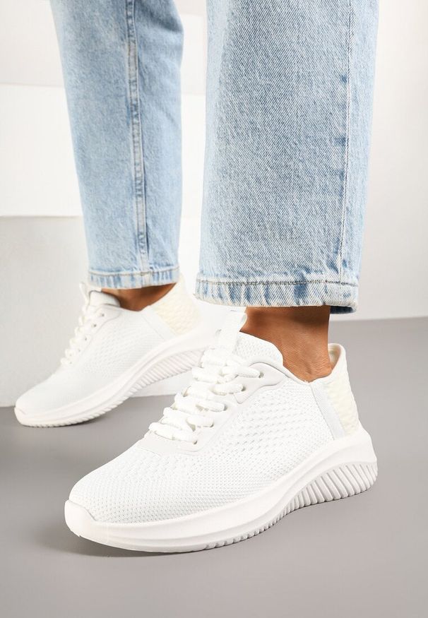 Renee - Białe Buty Sportowe Sneakersy z Siateczki na Podeszwie z Tłoczeniami Kortebia. Okazja: na co dzień. Zapięcie: sznurówki. Kolor: biały. Materiał: jeans