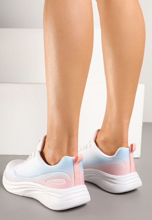 Renee - Biało-Niebieskie Buty Sportowe Sneakersy Siateczkowe na Podeszwie z Pianki Rellica. Okazja: na co dzień. Kolor: biały. Wzór: aplikacja. Sport: fitness