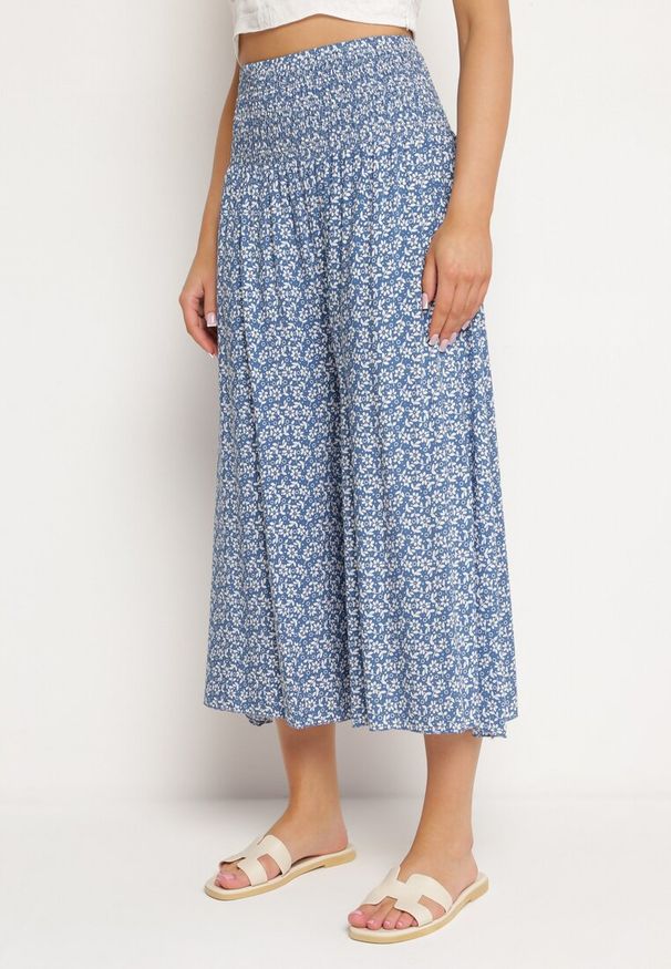 Born2be - Niebieskie Bawełniane Spodnie Kuloty z Wysokim Stanem i Wzorem w Kwiaty Ondinne. Okazja: na co dzień. Stan: podwyższony. Kolor: niebieski. Materiał: bawełna. Wzór: kwiaty. Styl: elegancki, casual