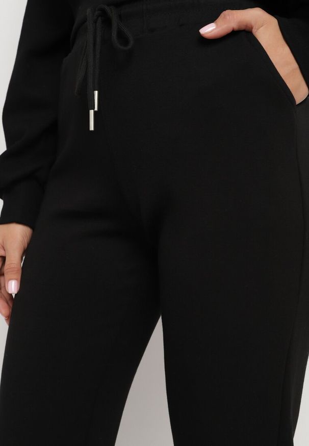 Born2be - Czarne Spodnie Dresowe z Prostymi Nogawkami Kieszeniami i Gumką w Pasie Tialynne. Okazja: na co dzień. Kolor: czarny. Materiał: dresówka. Styl: casual