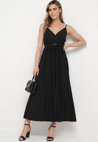 Born2be - Czarna Rozkloszowana Sukienka Długa z Kopertowym Dekoltem na Ramiączkach Asmerria. Kolor: czarny. Długość rękawa: na ramiączkach. Typ sukienki: kopertowe. Styl: elegancki. Długość: maxi #5
