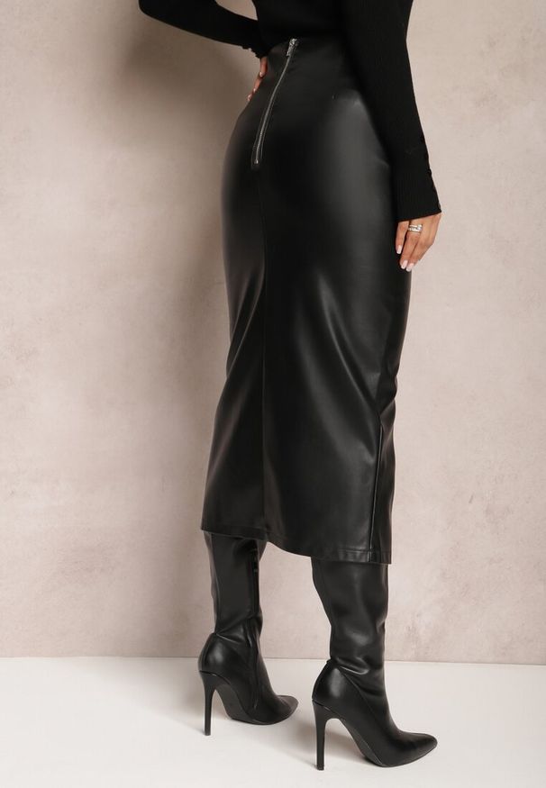 Renee - Czarna Ołówkowa Spódnica Midi z Imitacji Skóry Ozdobiona Rozcięciem Seramia. Kolor: czarny. Materiał: skóra. Wzór: aplikacja