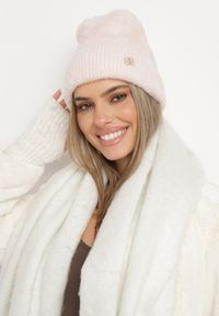Born2be - Różowa Czapka Typu Beanie z Wełną i Wiskozą Ozdobiona Naszywką Borirra. Kolor: różowy. Materiał: wełna, wiskoza. Wzór: aplikacja. Styl: klasyczny, casual, elegancki