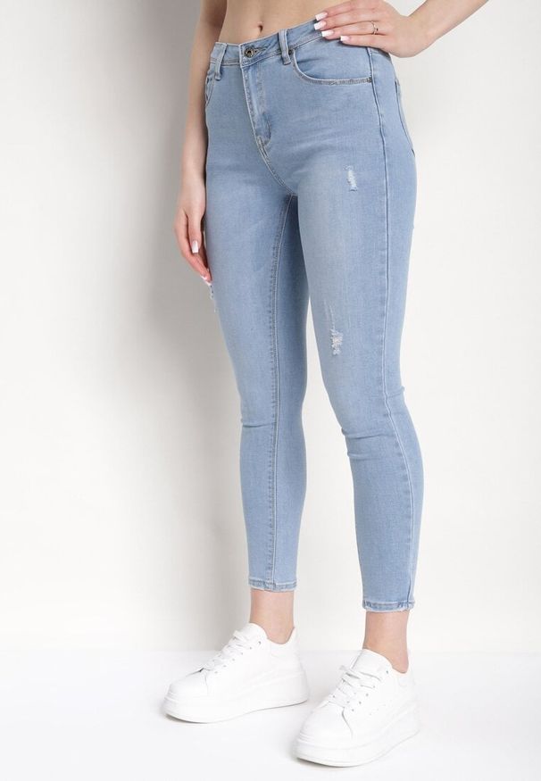 Born2be - Jasnoniebieskie Jeansy o Fasonie Skinny z Minimalistycznymi Przedarciami Orivea. Okazja: na co dzień. Kolor: niebieski. Styl: casual, elegancki, wizytowy