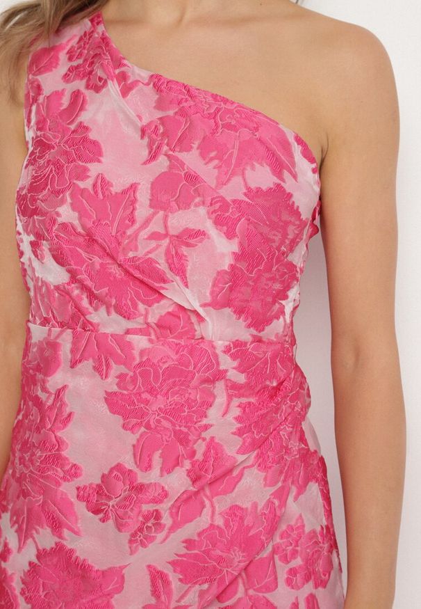 Born2be - Różowa Taliowana Sukienka na Jedno Ramię w Kwiaty Halelitia. Okazja: na imprezę. Kolor: różowy. Wzór: kwiaty. Sezon: lato. Typ sukienki: asymetryczne